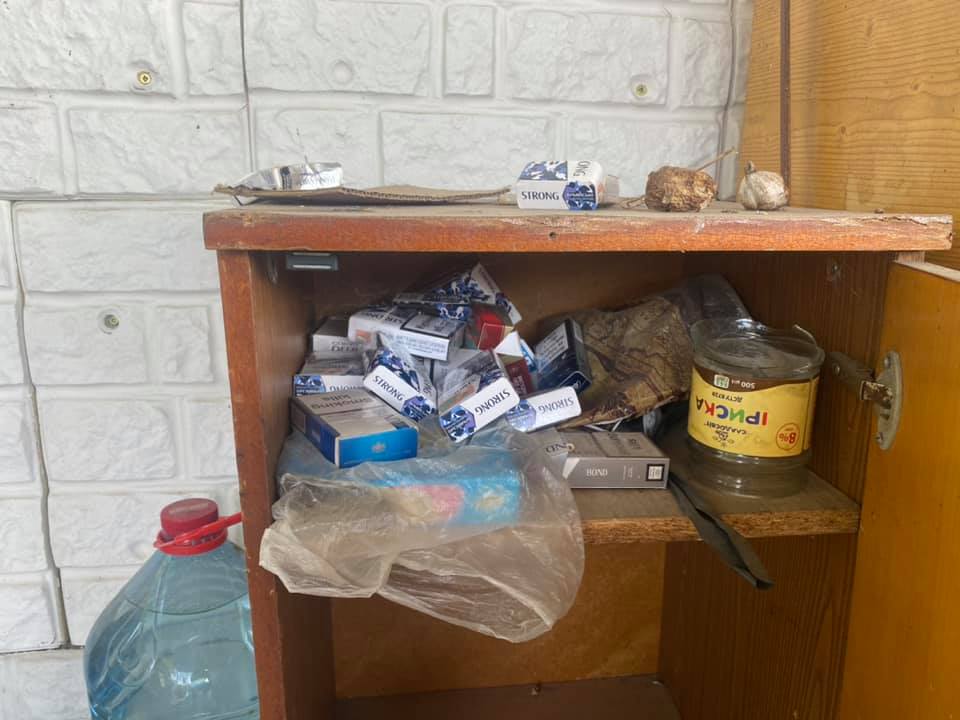 Пиво, сигарети і дихлофос: в мережі показали дитячий оздоровчий табір в Одесі (фото)