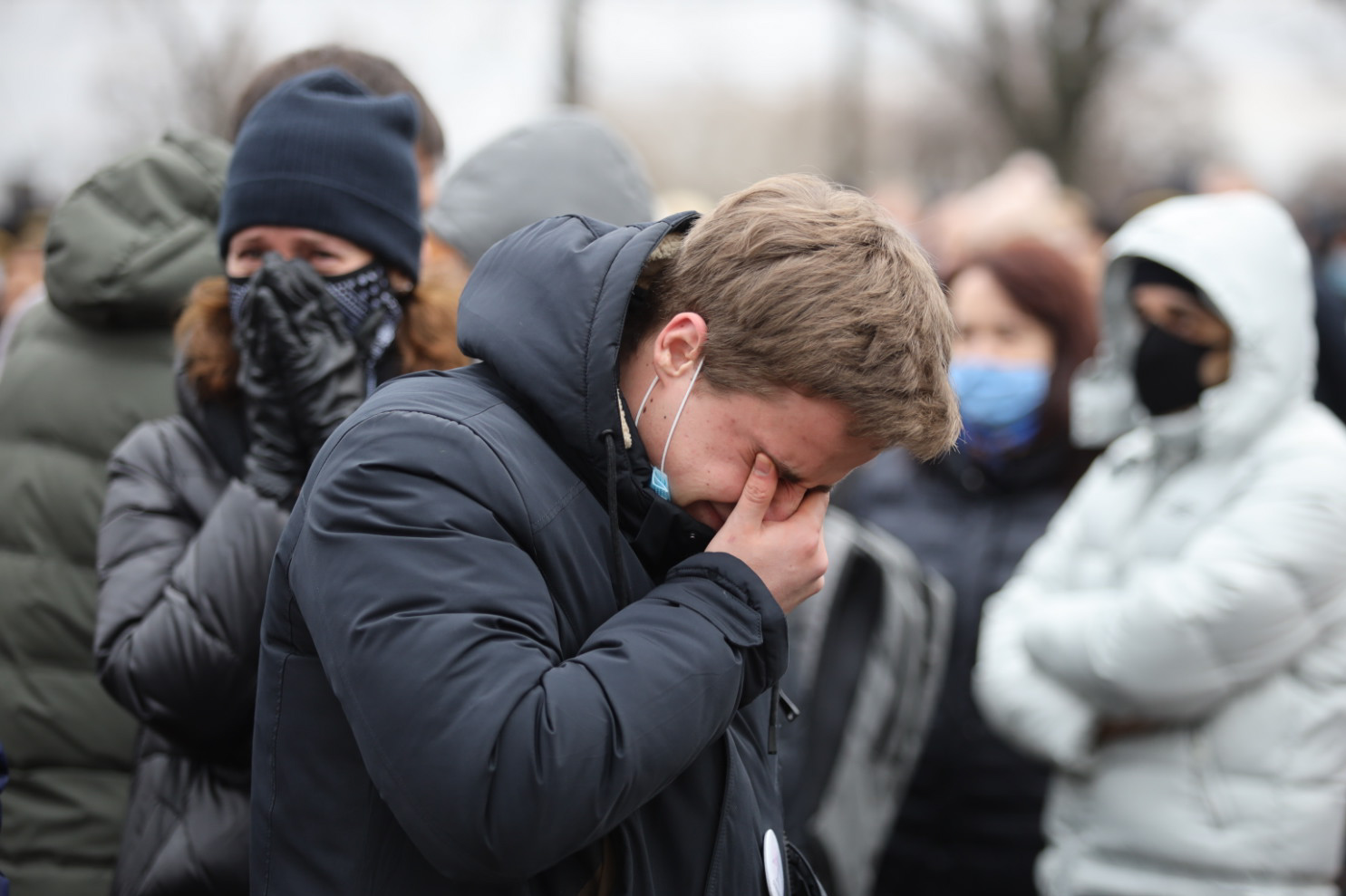 Ставали на коліна і плакали: у Києві вшанували пам'ять українців, загиблих на борту МАУ в Ірані