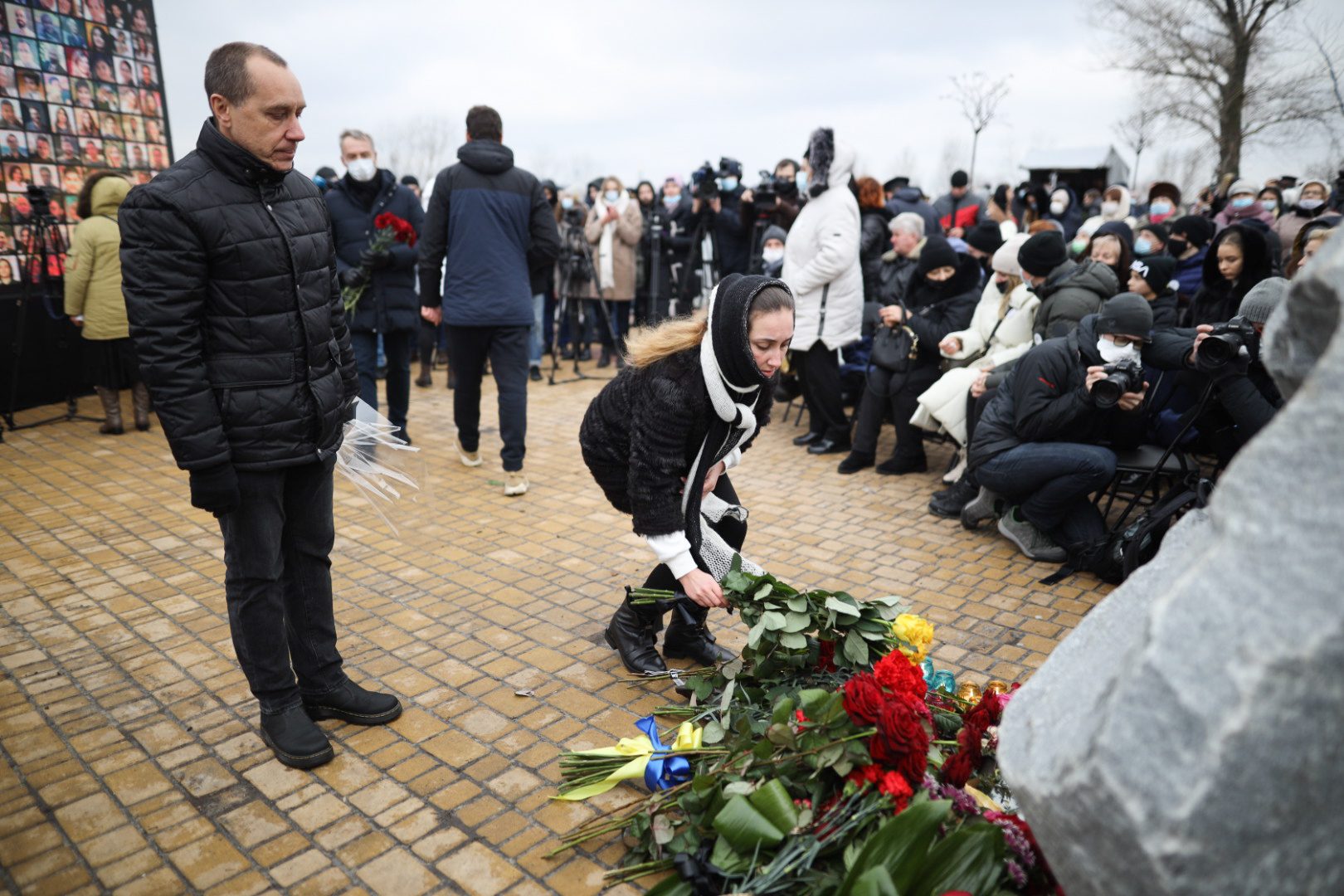 Ставали на коліна і плакали: у Києві вшанували пам'ять українців, загиблих на борту МАУ в Ірані