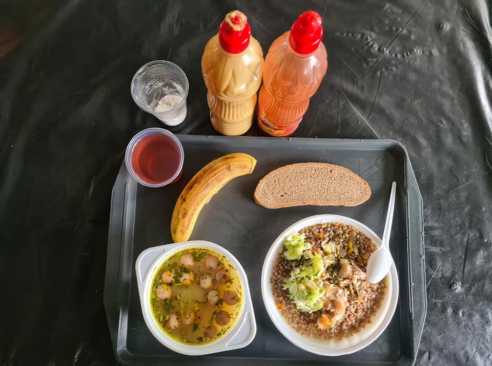 Йогурти, банани і навіть хот-доги: офіцер показав, як насправді годують військових ЗСУ (багато фото)