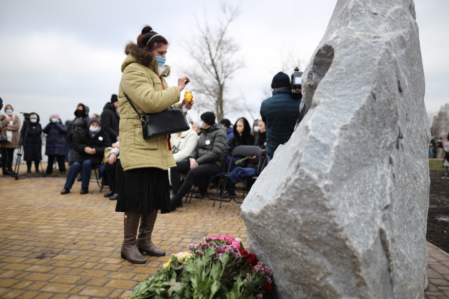 Ставали на коліна і плакали: у Києві вшанували пам'ять українців, загиблих на борту МАУ в Ірані