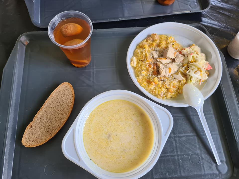 Йогурти, банани і навіть хот-доги: офіцер показав, як насправді годують військових ЗСУ (багато фото)