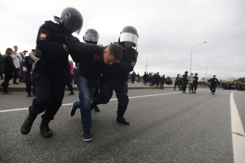 В России полиция задержала почти 300 участников акции против пенсионной реформы
