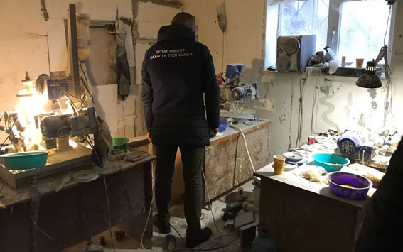 У Житомирській області поліція ліквідувала цех по обробці бурштину