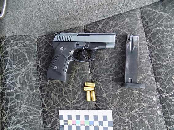 У Вінницькій області поліція вилучила зброю і наркотики в авто порушника ПДР