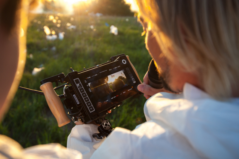 "Сміттєзвалище і пластикові пакети": ONUKA та Алан Бадоєв презентували новий яскравий кліп