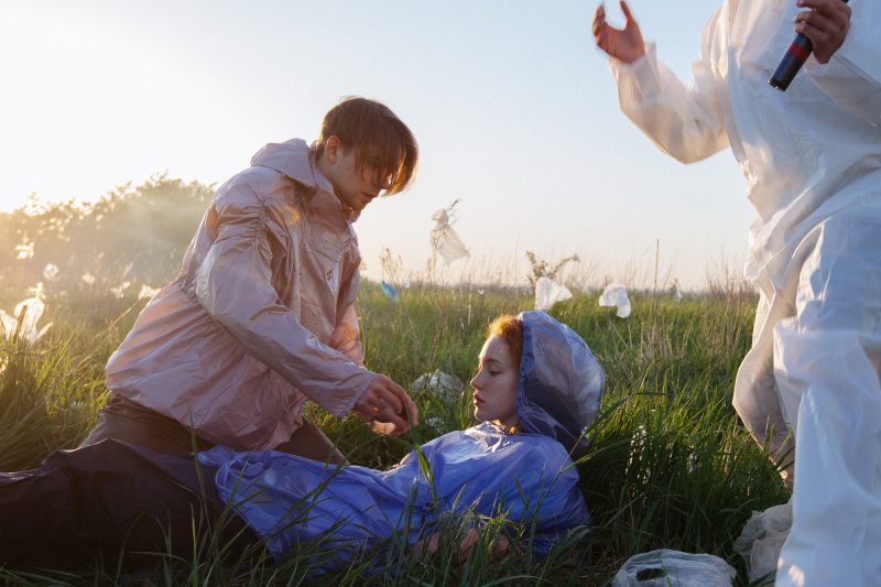 "Сміттєзвалище і пластикові пакети": ONUKA та Алан Бадоєв презентували новий яскравий кліп