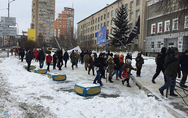 В Киеве активисты блокируют консульство РФ на Печерске