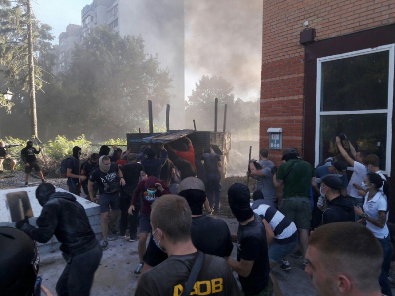 Представители "Азова" штурмуют строительство в Святошинском переулке в Киеве