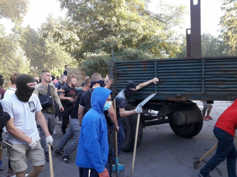 Представители "Азова" штурмуют строительство в Святошинском переулке в Киеве