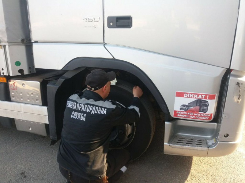 Прикордонники затримали двох іноземців і вантажівку, розшукуваних Інтерполом