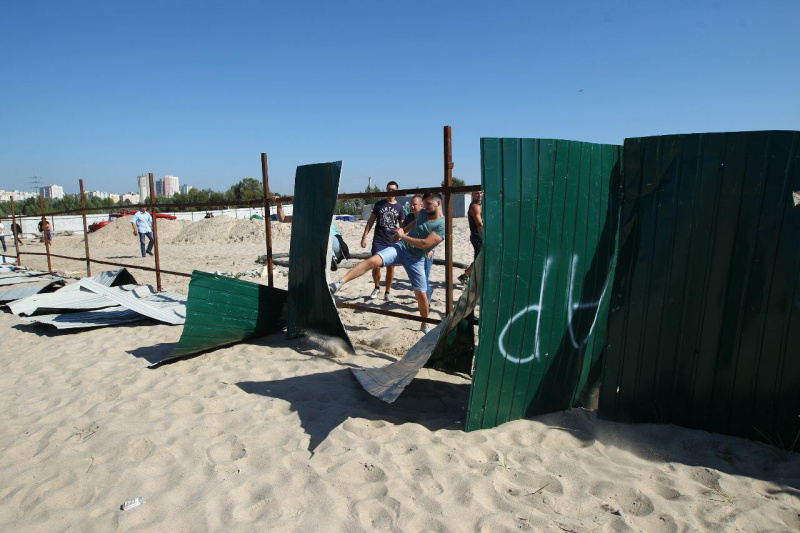 На місці скандальної забудови на Осокорках знову сталися сутички