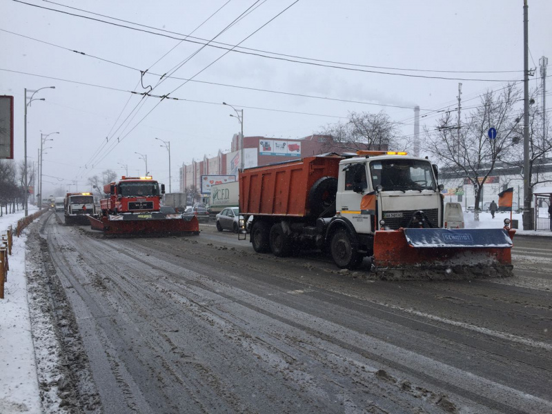 Снігопади в Україні: у Києві водіїв просять не користуватися особистими авто