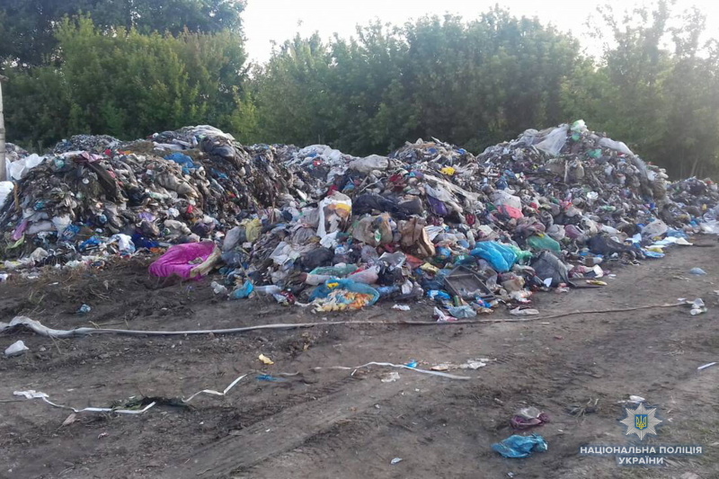 У Черкаській області затримали дві фури зі львівським сміттям