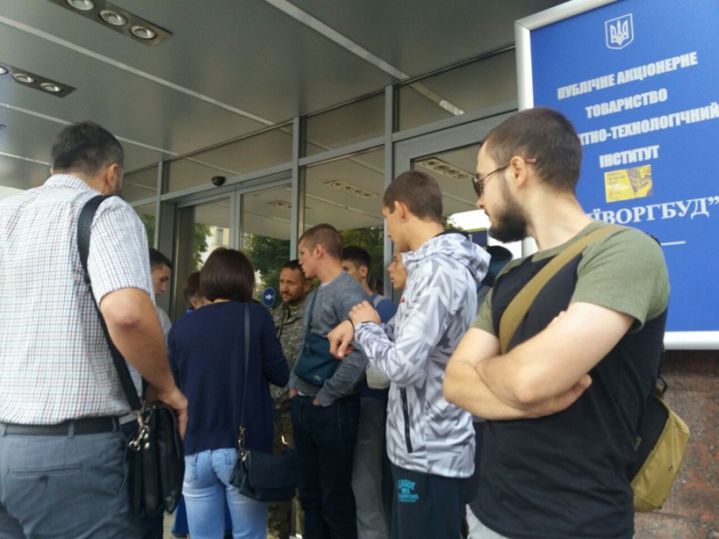 Активісти заблокували офіс "Київміськбуду"