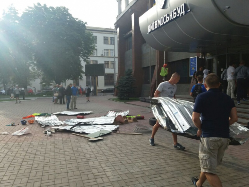 Активісти заблокували офіс "Київміськбуду"