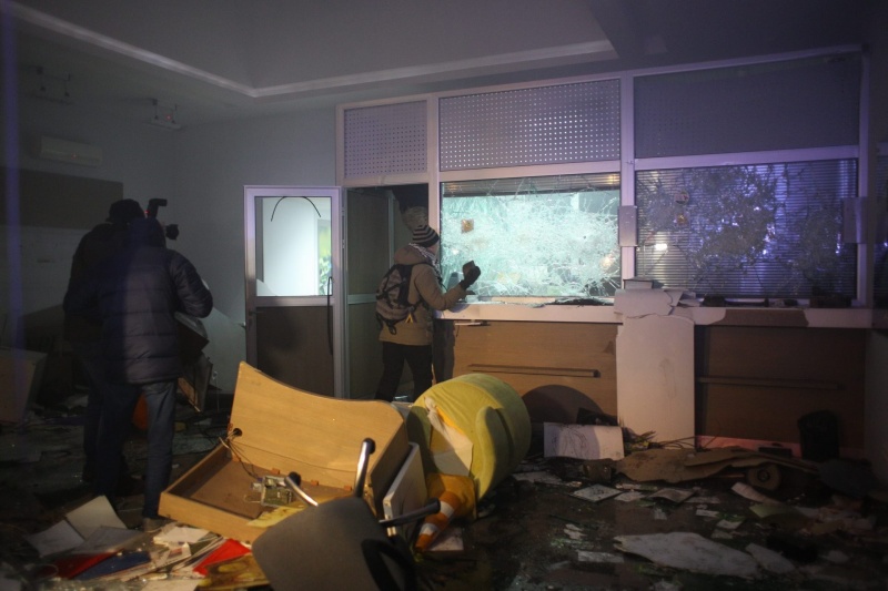 Представники правих організацій розгромили офіс Медведчука та відділення "Сбербанку Росії"