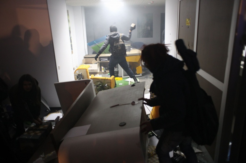 Представники правих організацій розгромили офіс Медведчука та відділення "Сбербанку Росії"