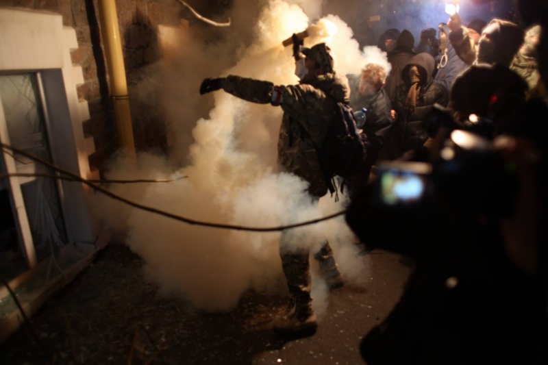 Представники правих організацій розгромили офіс Медведчука та відділення "Сбербанку Росії"