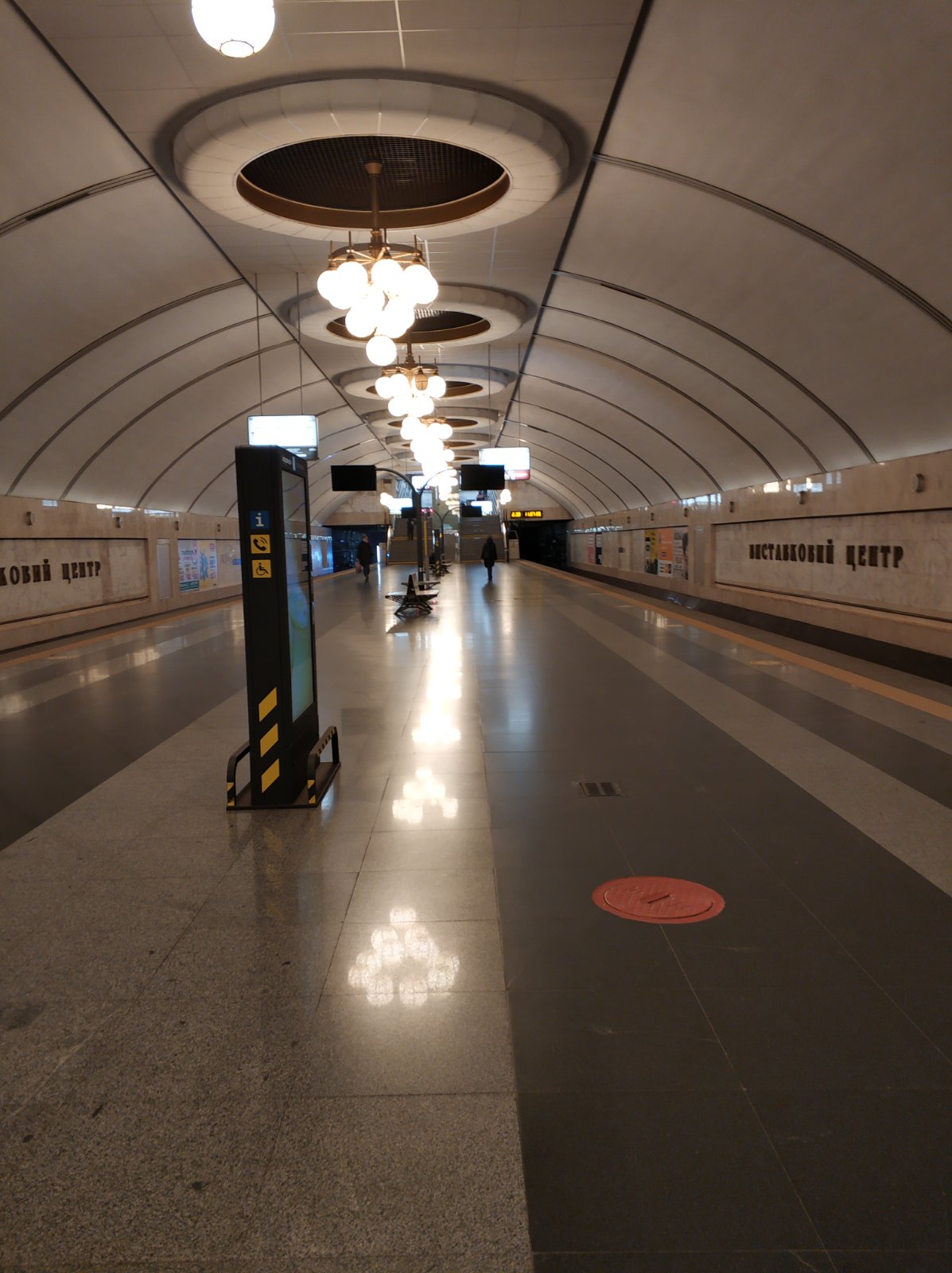 Появились "апокалиптические" фото и видео из метро Киева в локдаун