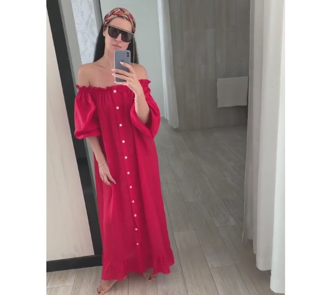 Маша Єфросиніна в червоному платті