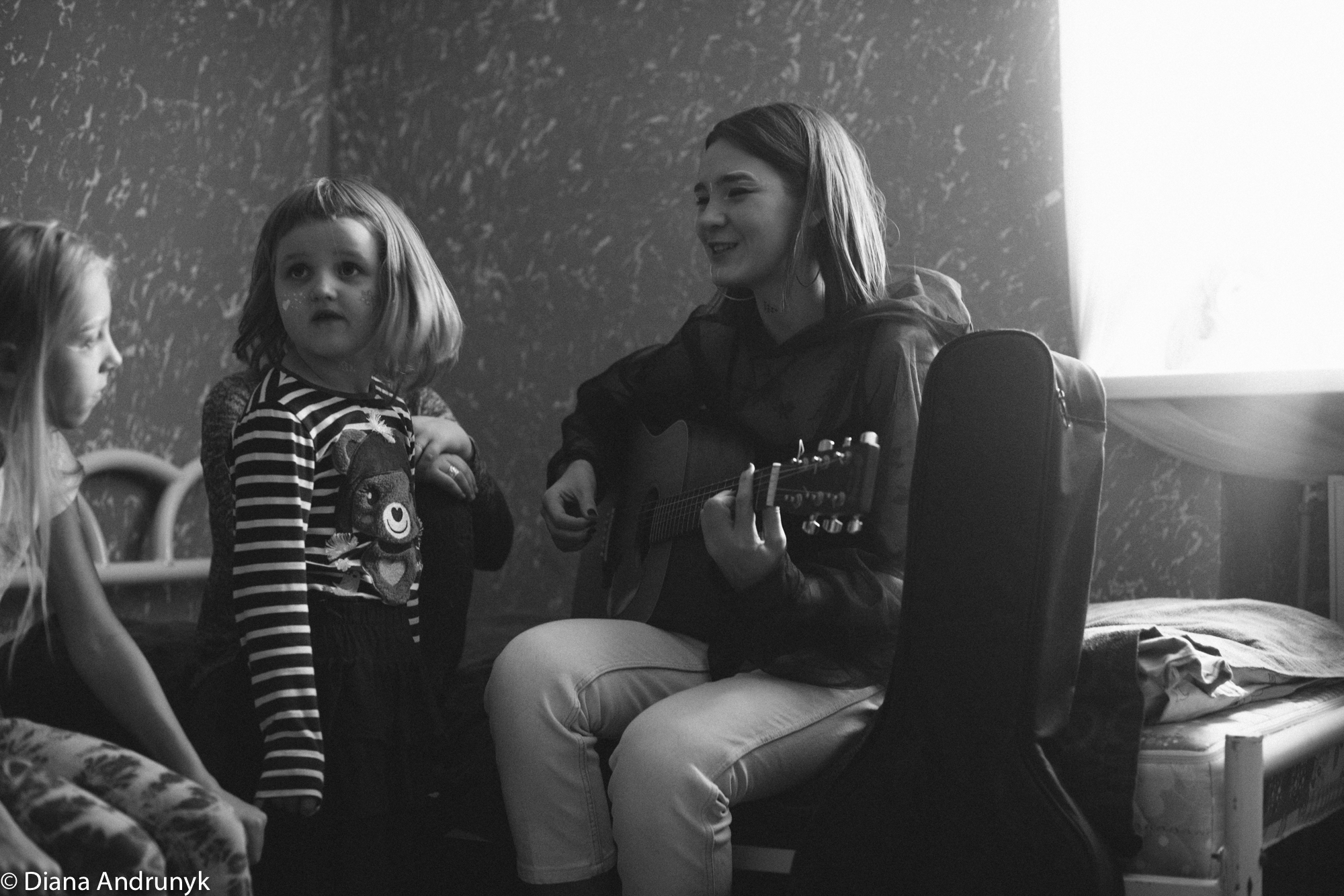 Певица SHY презентовала видео на новую песню "Повернись" к международному дню молитвы за детей сирот