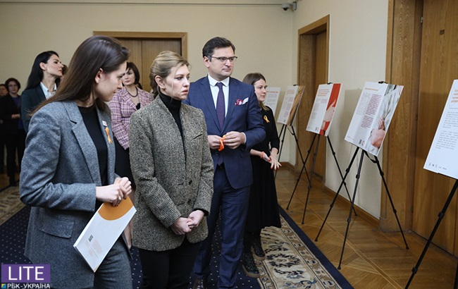 Просто і стильно: Олена Зеленська в незвичайному кежуал-образі відвідала відкриття виставки проти гендерного насильства