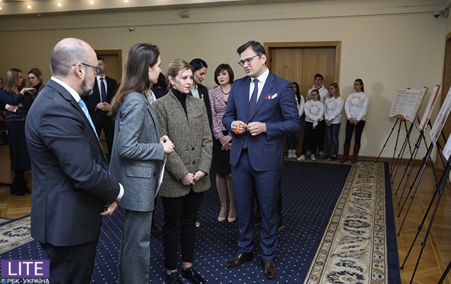 Просто і стильно: Олена Зеленська в незвичайному кежуал-образі відвідала відкриття виставки проти гендерного насильства