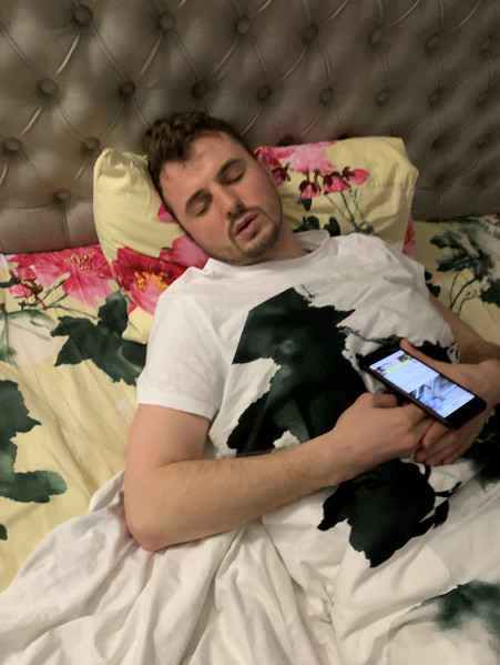 Актеры студии «Мамахохотала» показали, чем занимаются на карантине