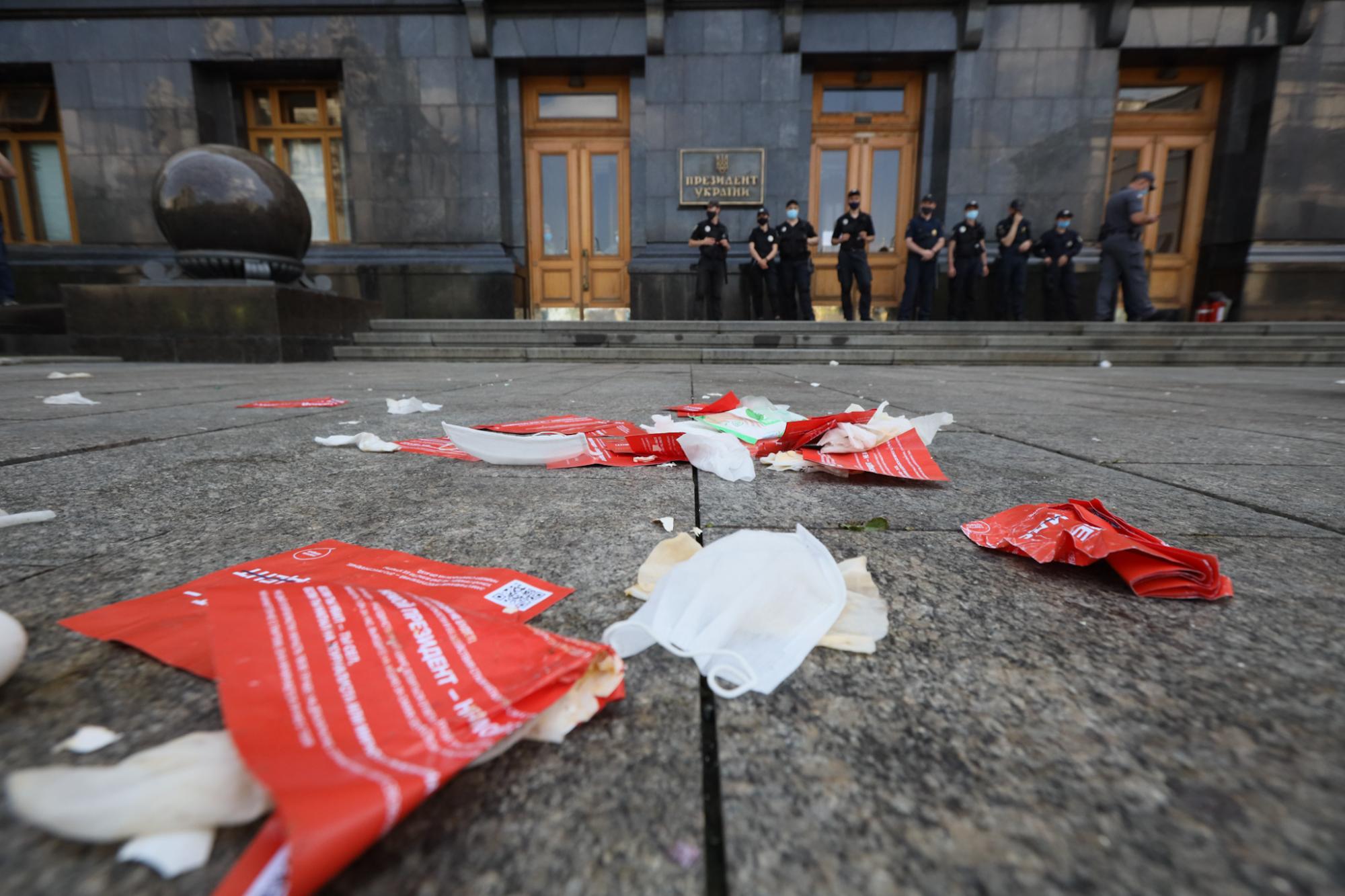 Поклонники Шария после митинга оставили кучу мусора в центре Киева (фото)