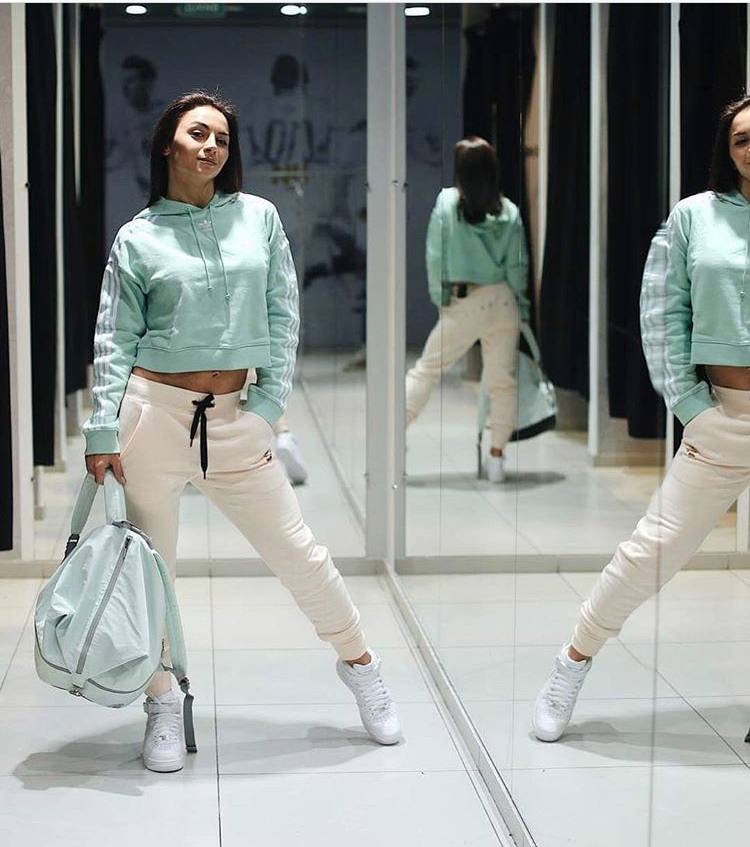 Илона Гвоздева назвала топ-5 упражнений, которые помогают ей прийти в форму после родов (фото)