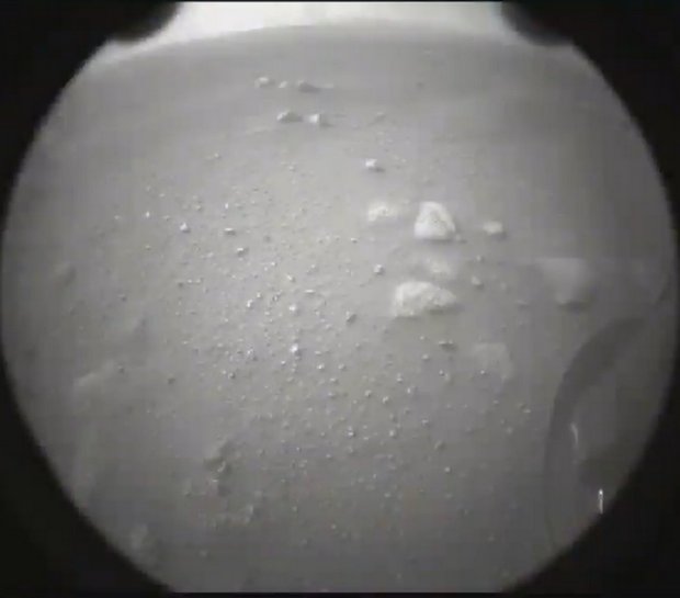 Марсохід NASA успішно сів на "червону планету": дивовижні фото