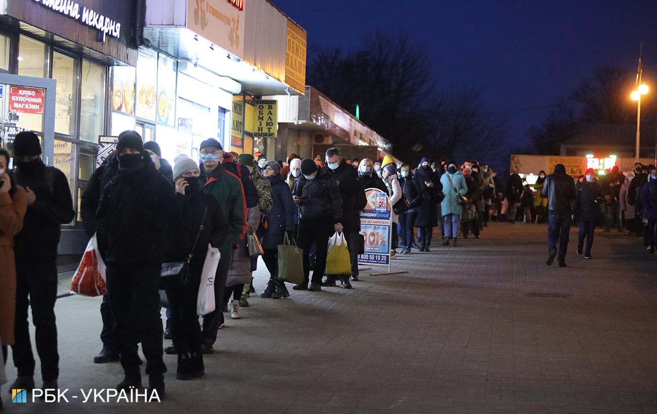 Транспортний колапс: у Києві утворилися величезні черги на маршрутки (фото)