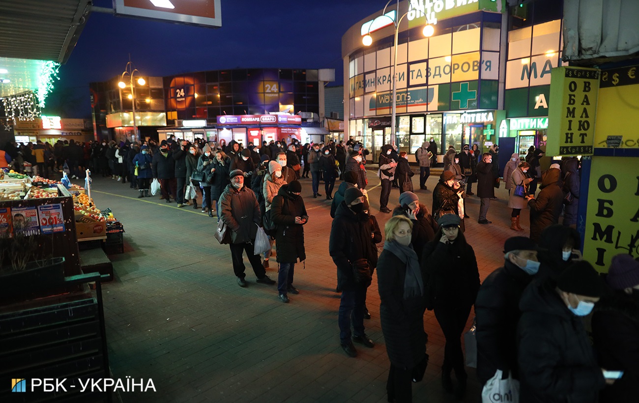 Транспортний колапс: у Києві утворилися величезні черги на маршрутки (фото)