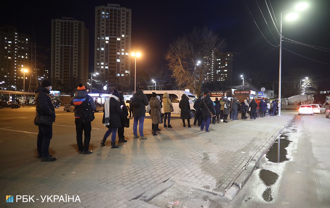 Транспортний колапс: у Києві утворилися величезні черги на маршрутки (фото)