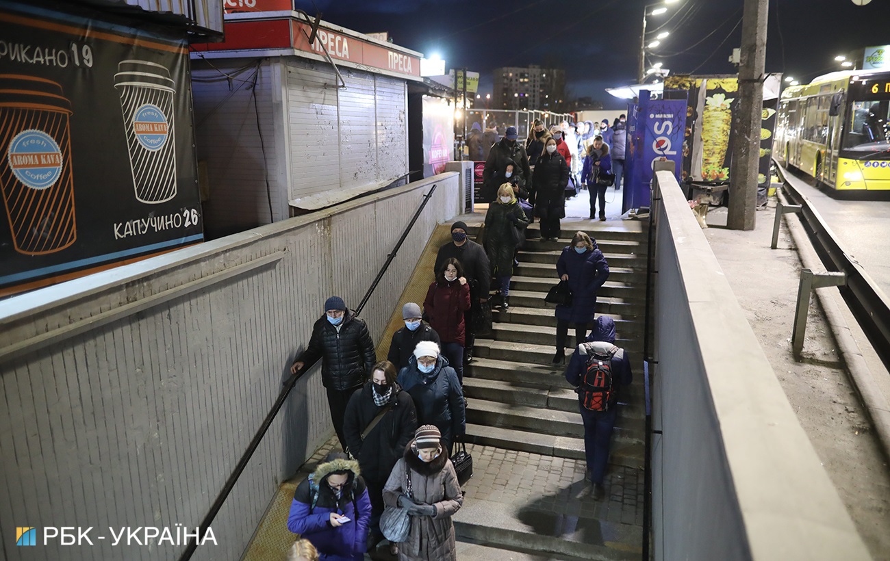 Транспортний колапс: у Києві утворилися величезні черги на маршрутки (фото)