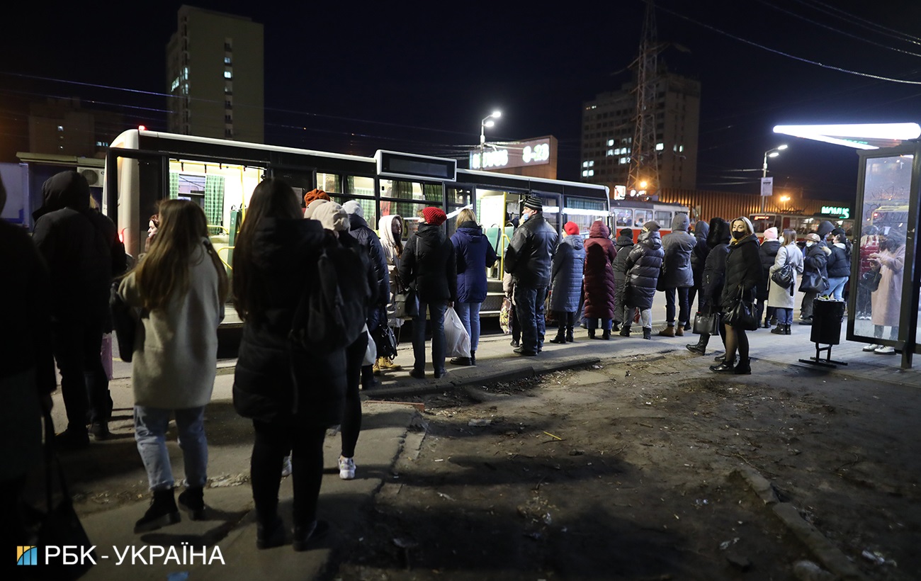 Транспортний колапс: у Києві утворилися величезні черги на маршрутки (фото)