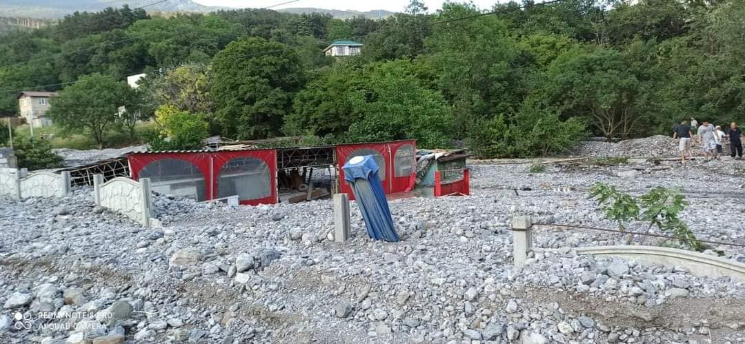 Поселок под Ялтой "затопило" камнями и мусором (фото)