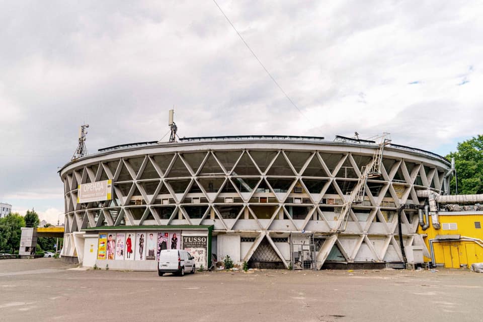 В Києві заради нової висотки знесуть культовий ринок-"шайбу": ось таким його запам'ятають