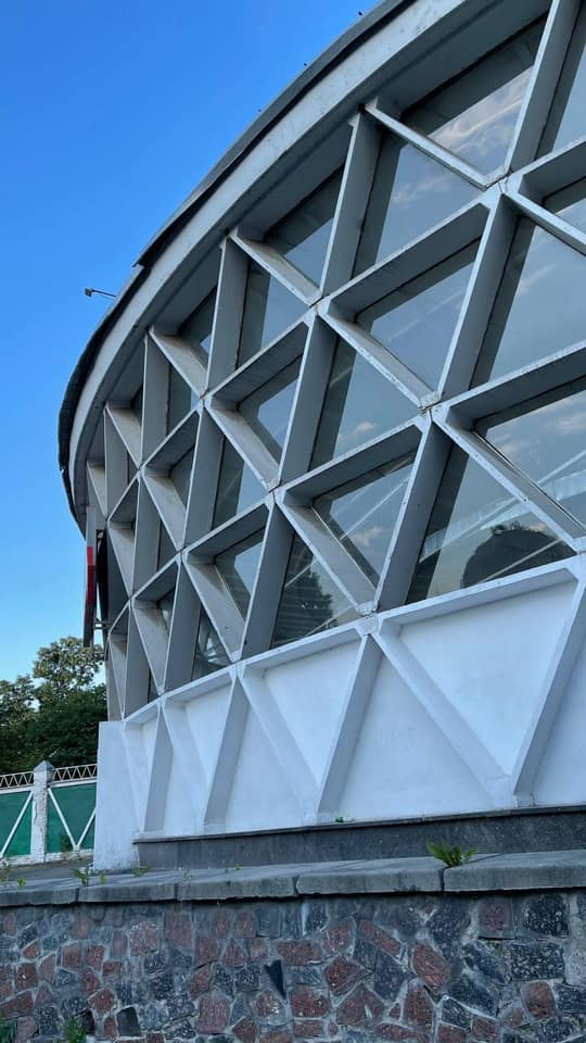 В Києві заради нової висотки знесуть культовий ринок-"шайбу": ось таким його запам'ятають