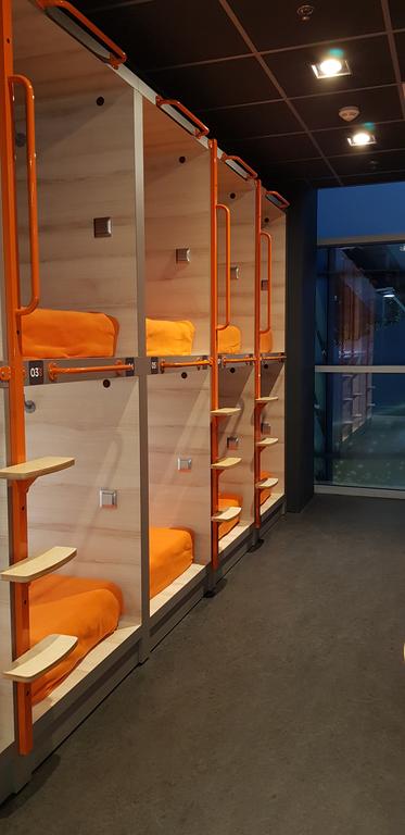 Плацкарт в аеропорту: хостел в "Борисполі" роздратував мережу (фото)