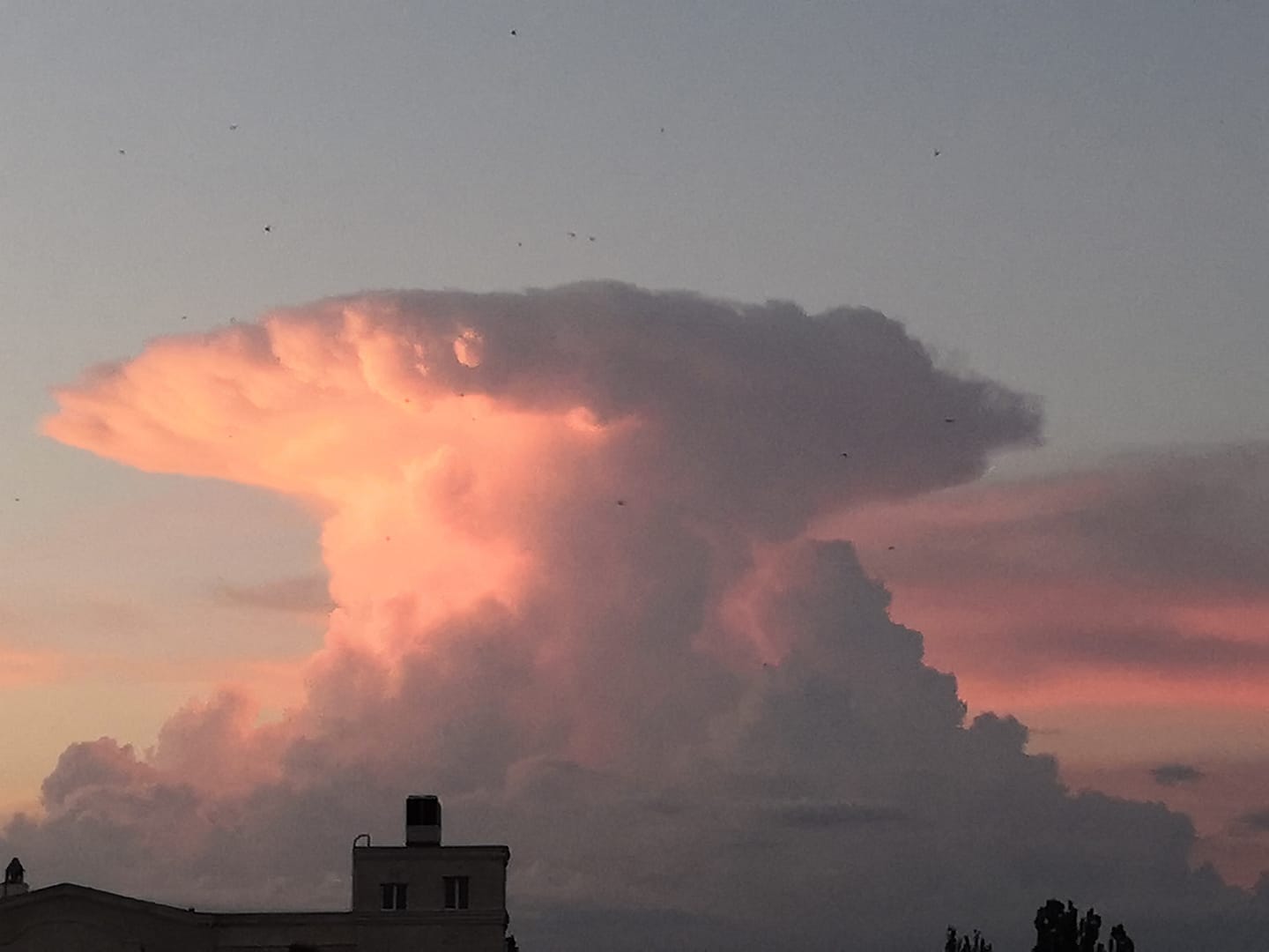 "Ядерні" хмари налякали жителів Києва: "невже Чорнобиль?"