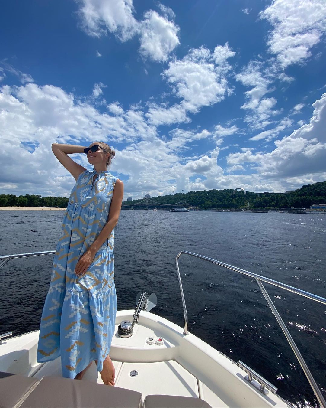 Как красит беременность: Осадчая показала расслабленный выходной на яхте с мужем и сыном