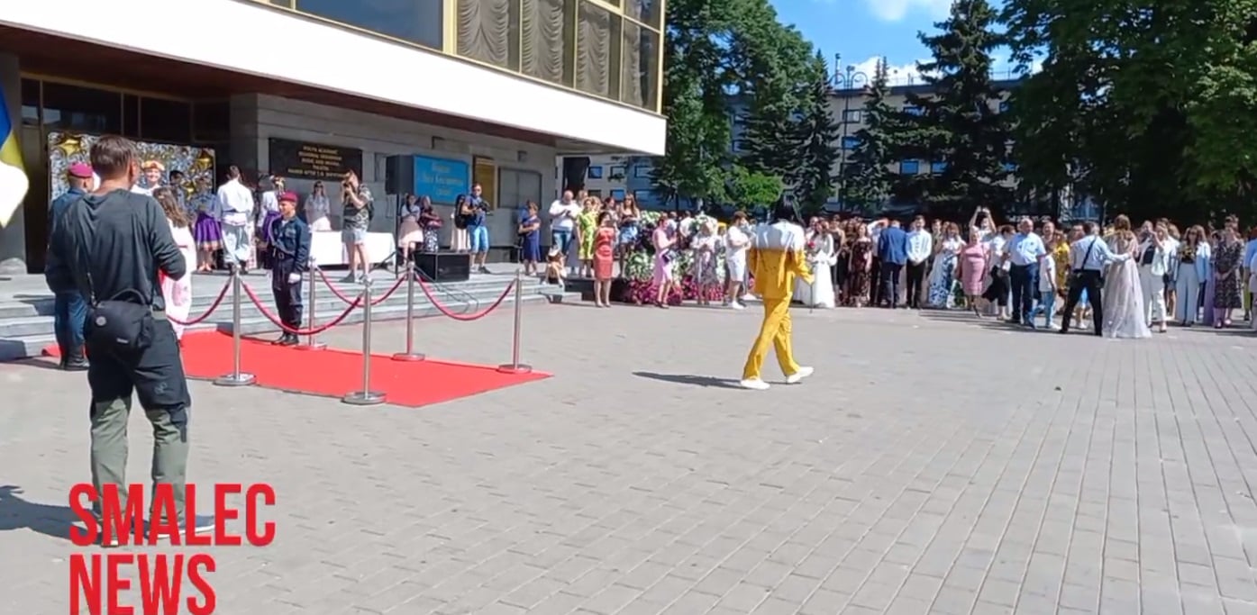 В Луцке отличник пришел на выпускной в костюме пива: парень объяснил свой поступок (фото)