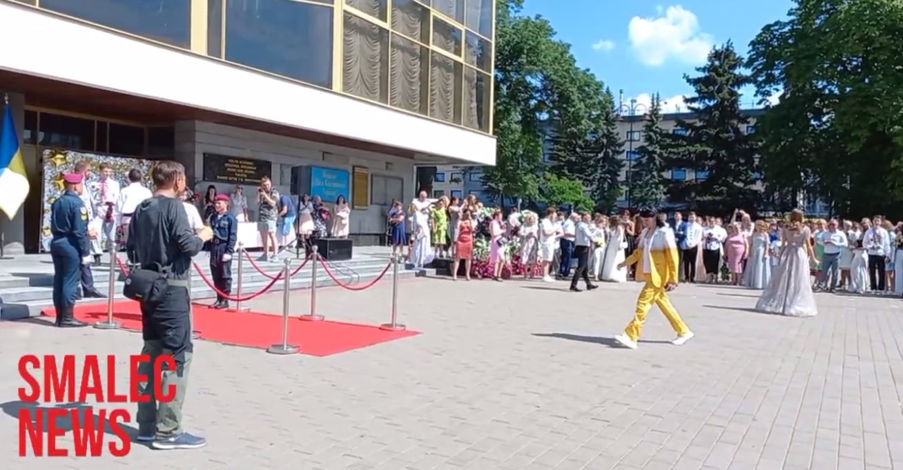 В Луцке отличник пришел на выпускной в костюме пива: парень объяснил свой поступок (фото)