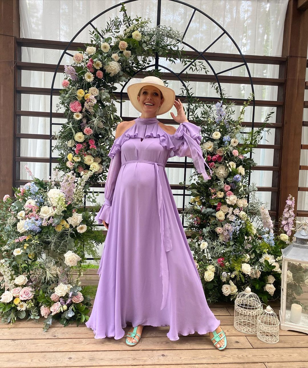 Беременная Осадчая подчеркнула округлившийся животик роскошным платьем