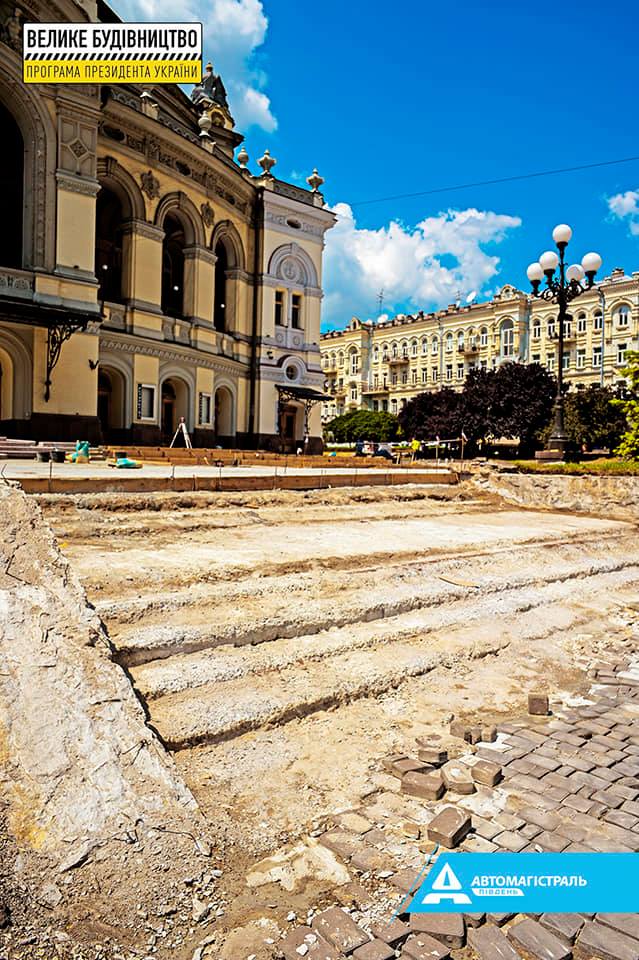 В Киеве ко Дню независимости планируют восстановить фасад оперы и площадь возле нее