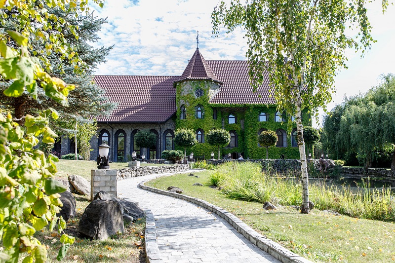 Від пацанки до панянки 4: "пацанок" переселили из сарая в монастырь (фото)