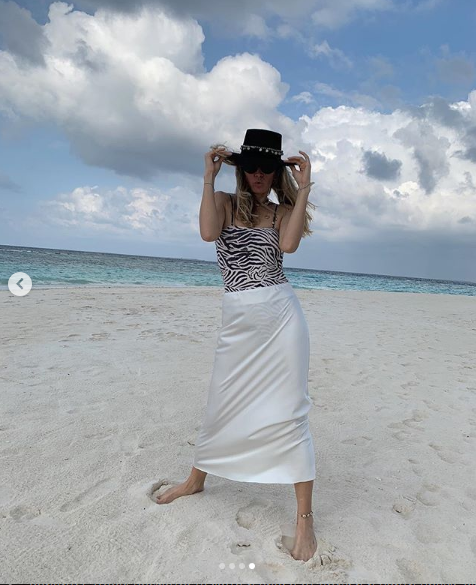 Шикарная Вера Брежнева впечатлила стильным пляжным look'ом на Мальдивах