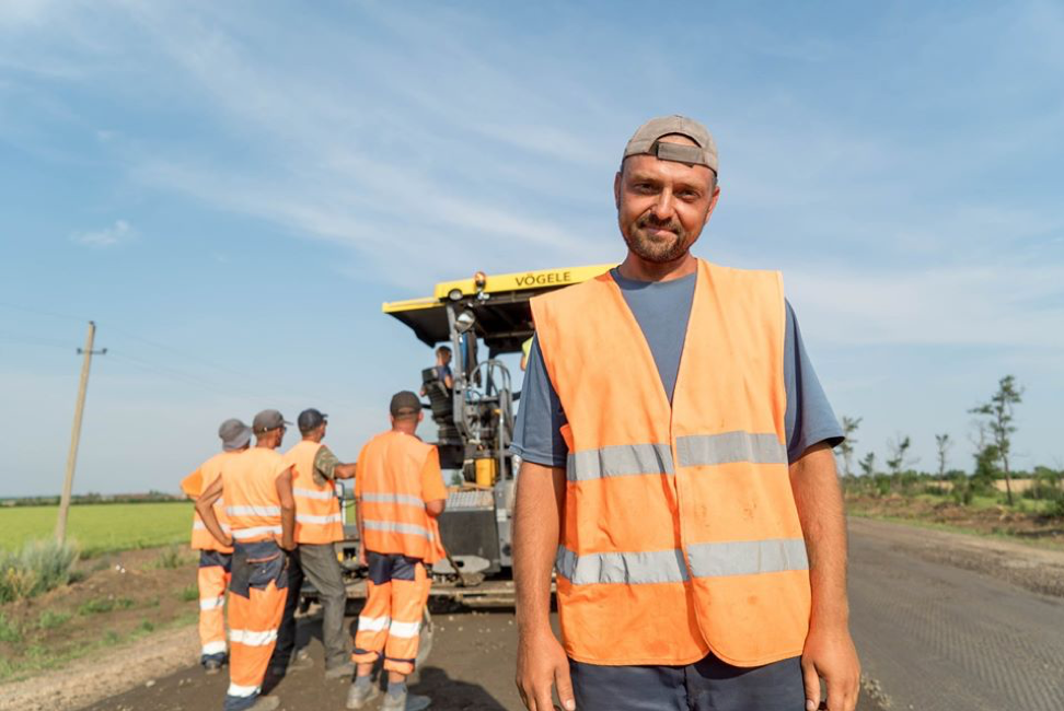 Золоті руки і світлі обличчя: в мережі показали фото працівників "Великого будівництва"